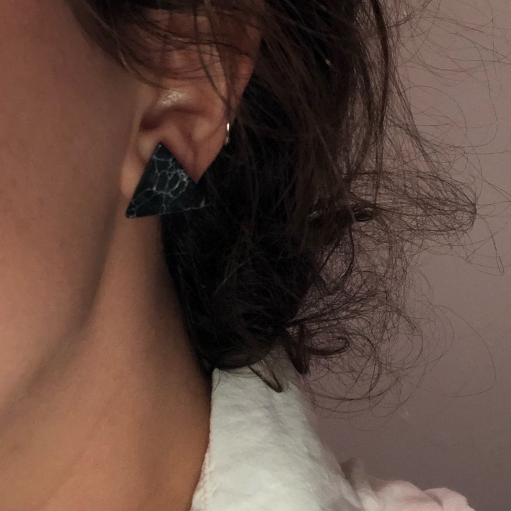Black Marble Stud Triangle Earrings - Picture 5 of 5